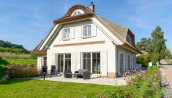 Reetgedecktes Ferienhaus mit Terrasse und Garten