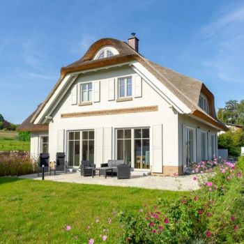 Reetgedecktes Ferienhaus mit Terrasse und Garten